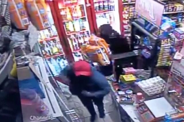 En video captan a sujetos armados en pleno asalto a tienda en Cholula