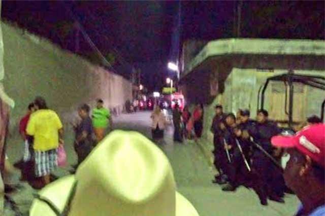 Pobladores de Chilac queman patrulla y retienen a 2 de la PGR