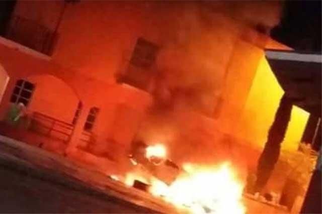 Pobladores de Chilac queman patrulla y retienen a 2 de la PGR