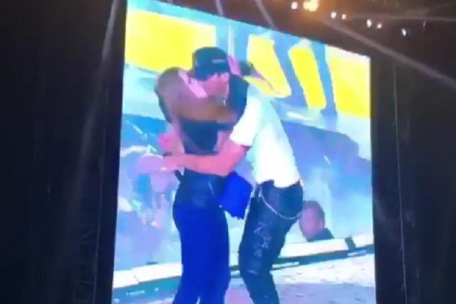 Enrique Iglesias da beso apasionado a chica en el escenario