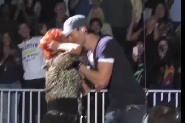 Enrique Iglesias besa a mujer madura y sus fans enloquecen