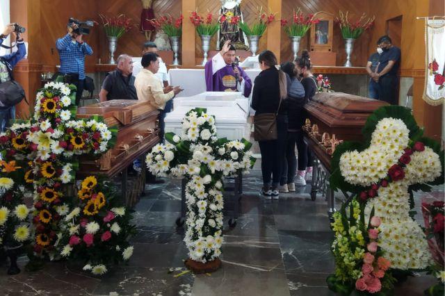 Entre llantos y aplausos, dan último adiós a ejecutados en Totimehuacan