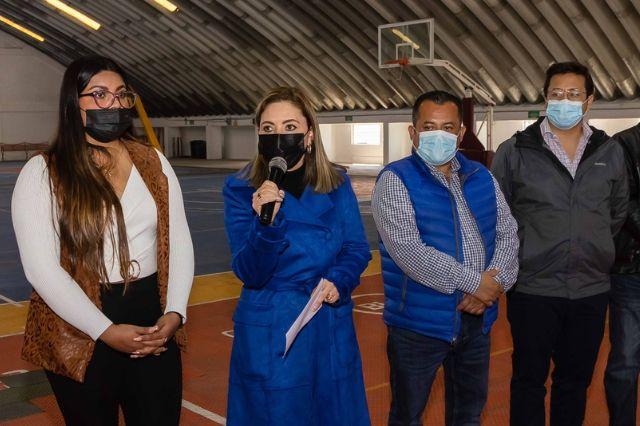 Entrega Paola Angon rehabilitación del deportivo Tlachtli en Cholula