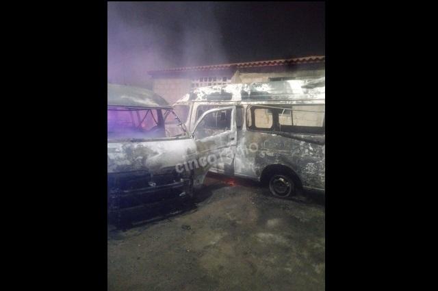 Choca transporte público y se incendian 3 unidades en Puebla
