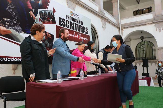 Entregan 50 escrituras de 'Propiedad Segura' en Teziutlán