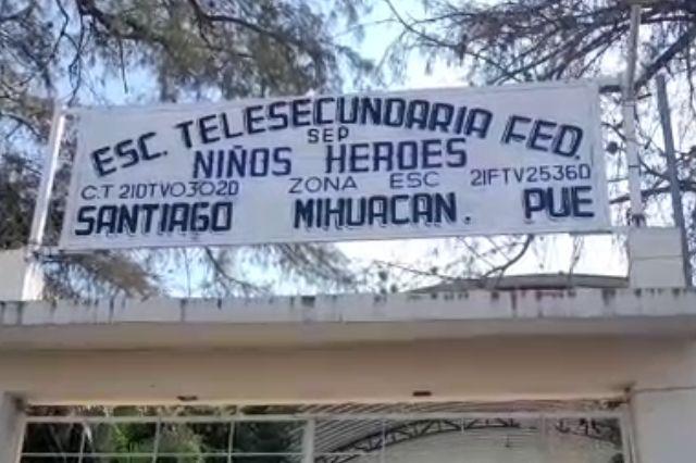 Escuela en Izúcar es cerrada por padres; piden destitución de directora