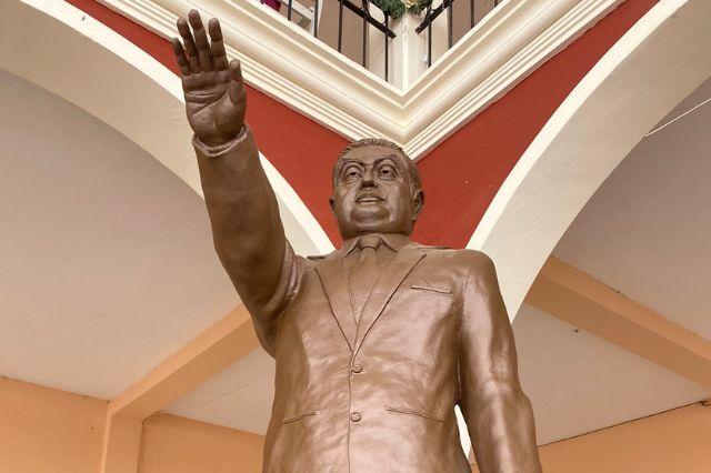 Estatua de Miguel Barbosa en Zinacatepec es colocada de nuevo (video)