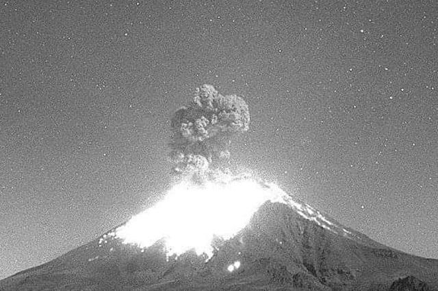 Volcán Popocatépetl cimbra a Puebla con dos explosiones