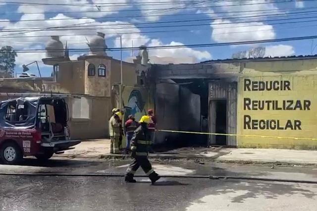 Fábrica de reciclado se incendia en Totimehuacan