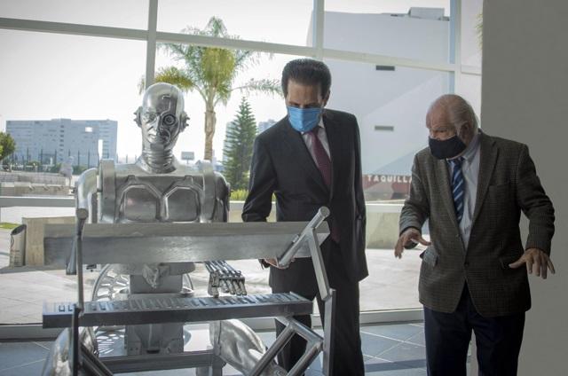 La BUAP devela escultura del robot Don Cuco El Guapo