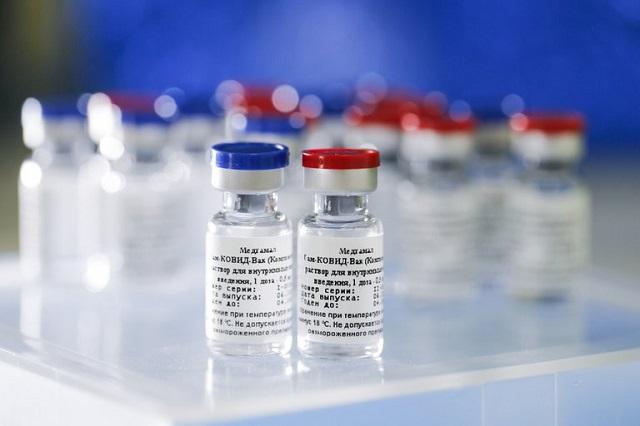 Busca México vacunas de Rusia y China ante pausa con Pfizer