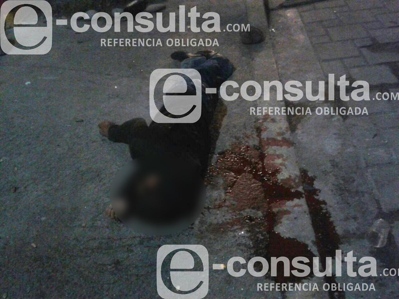 Sicarios rafaguean camioneta y ejecutan a 3 hombres en Puebla