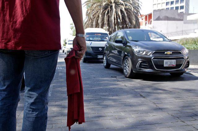 Franeleros cobran hasta 100 pesos por estacionar en parquímetros en Puebla