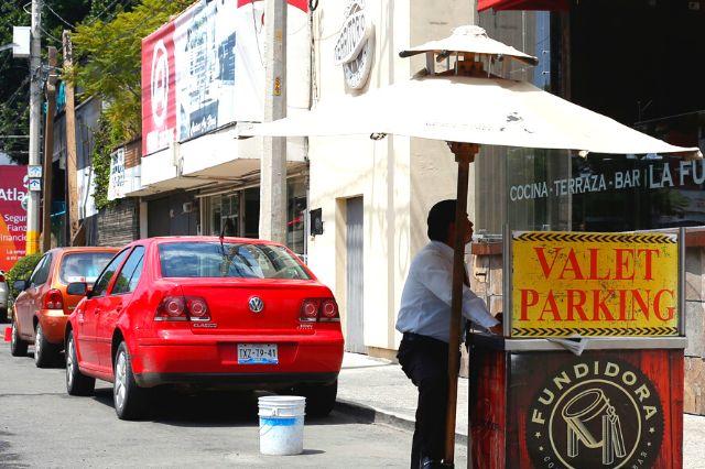 Gobierno de la Ciudad analiza regular valet parking para evitar robo de autopartes