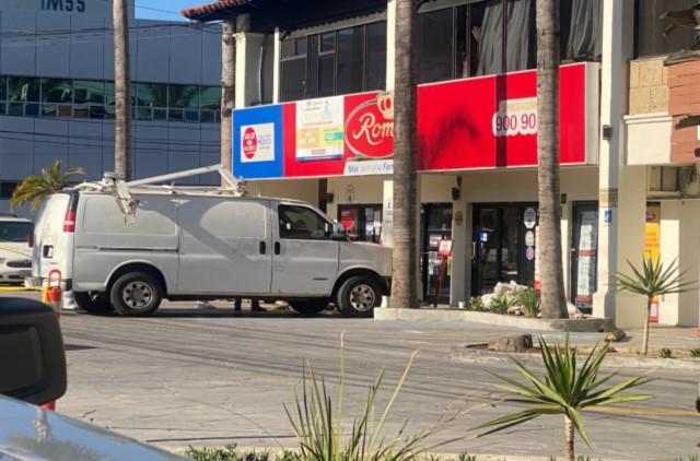 Hallan 6 cuerpos en una camioneta en Plaza Conquistador de Tijuana