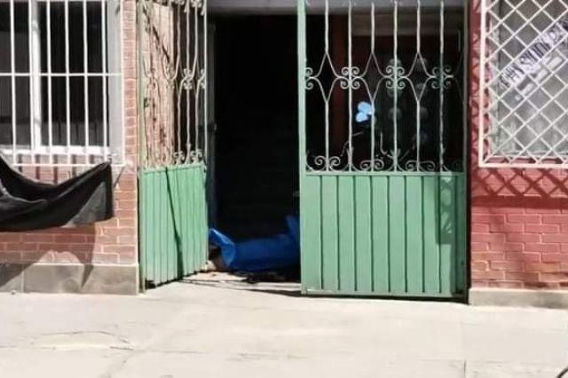 Hallan a mujer muerta en primer piso de un edificio en Tehuacán