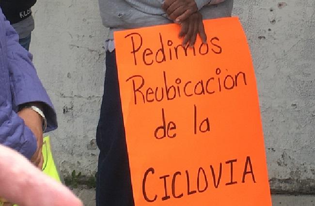 En San Manuel protestan contra ciclovía y exigen reubicarla