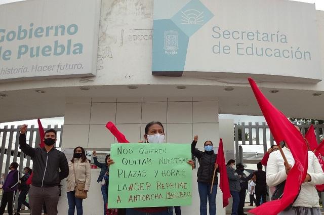 Maestros antorchistas exigen ser recontratados en Puebla