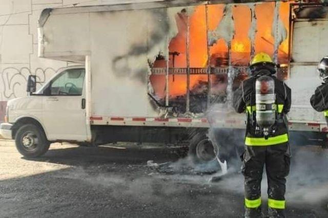 Registran incendio de camioneta en el periférico ecológico