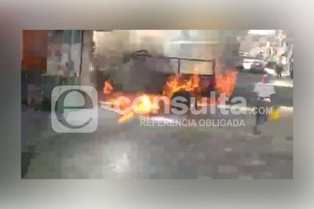 Se incendia camioneta en pleno centro de Chignautla