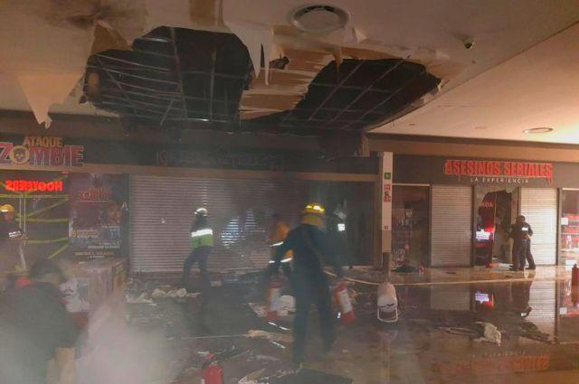 Incendio en plaza Fórum Buenavista CDMX deja 2 intoxicados