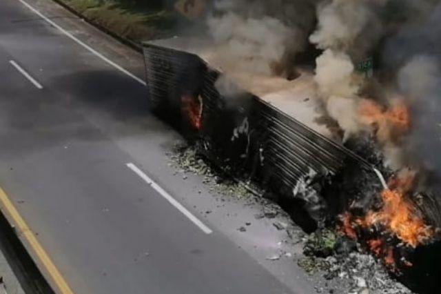 Reportan caja de tráiler en llamas en la autopista México-Tuxpan