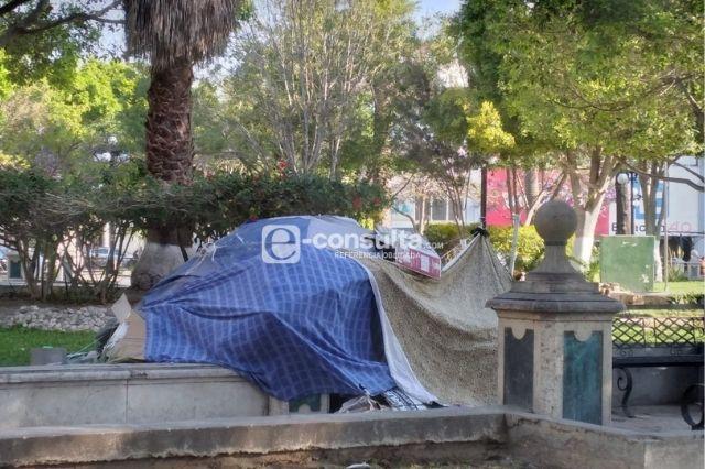 Indigentes instalan dormitorio en parque Juárez de Tehuacán