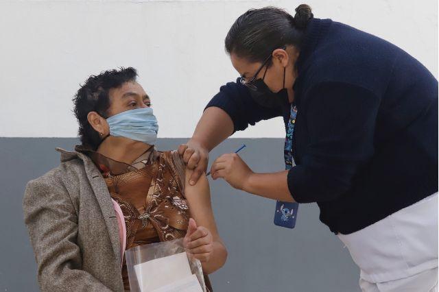 Inicia vacuna covid en Puebla a rezagados y refuerzo para 18 años y más