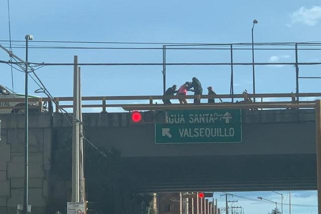 Mujer intenta lanzarse de puente por falta de trabajo en Puebla