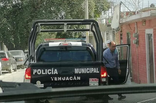 Regidor de Tehuacán usa patrullas como transporte