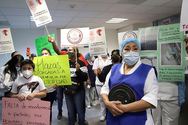 ISSSTE Puebla: granaderos frenan protesta de médicos