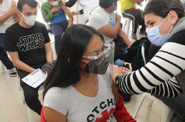 Jóvenes ponen de moda certificado de vacuna en Bolivia