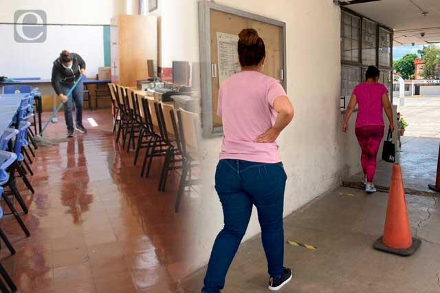 Limpian padres de familia escuelas de Puebla para el regreso a clases