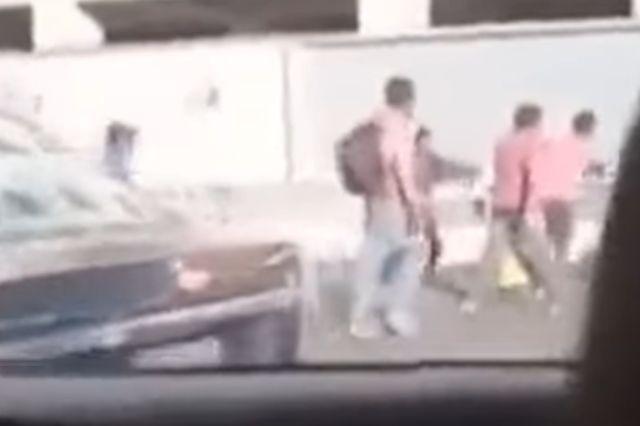 Limpiaparabrisas atacan a conductor en crucero de Puebla (video)