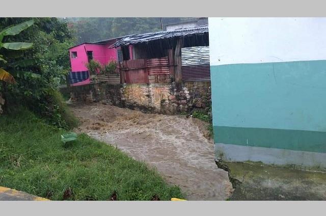 Lluvias causan deslaves e inundaciones en Sierra Norte de Puebla