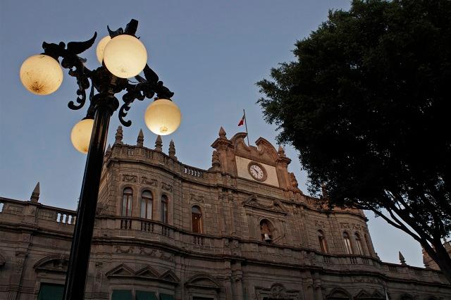 Buscan cobrar alumbrado en 155 municipios de Puebla