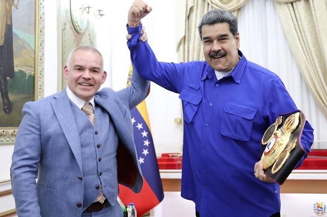 AMB entrega a Maduro cinturón de 'campeón honorario'