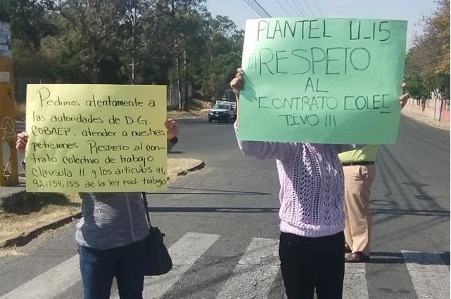 Maestros de COBAEP protestan y cierran bulevar Xonacatepec