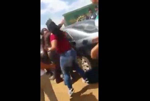 VIDEO Mujer golpea a chica que le hizo un ofensivo meme a su hija