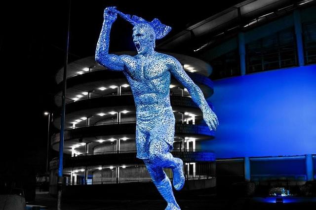 Manchester City devela estatua en honor a Kun Agüero