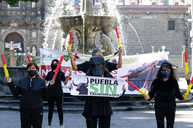 Se manifiestan contra las corridas de toros en Puebla