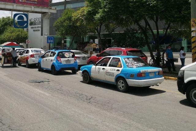 Taxistas en Tehuacán acusan a autoridades por retener unidad