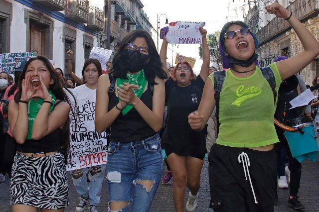 Marcha 8M: Gobierno de Puebla da “permiso” a burócratas de asistir