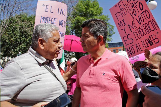 Marcha contra Plan B en Puebla: Eduardo Rivera llama a defender al INE