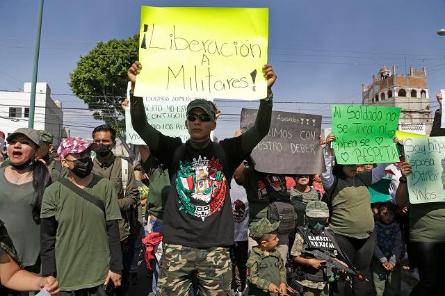 Marchan en Puebla en apoyo al Ejército y militares presos