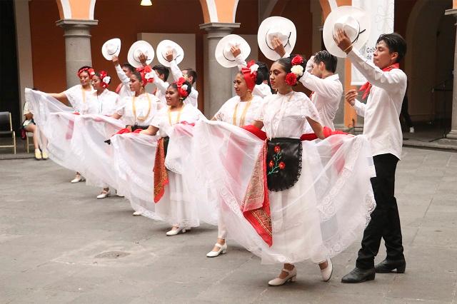 Martes y sábados son de danza folclórica en Puebla capital