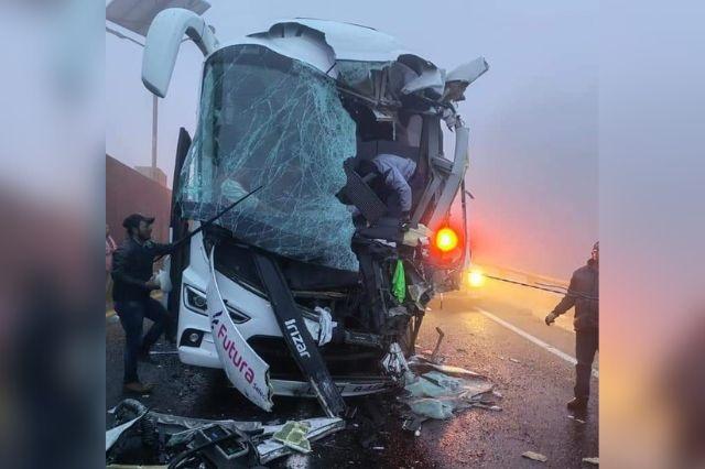 Choque de autobuses en la México-Tuxpan deja 17 heridos