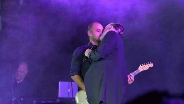 A mitad del concierto, Miguel Bosé besa a su guitarrista