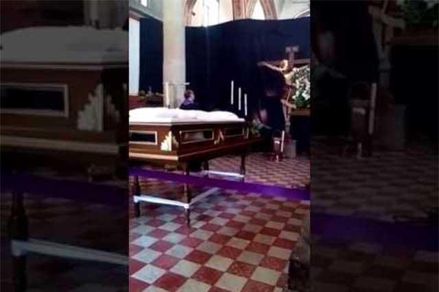 Graban video de un Cristo que mueve la cabeza durante una misa