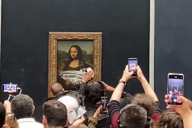 Disfrazado de viejita, joven arroja pastel al cuadro de La Mona Lisa